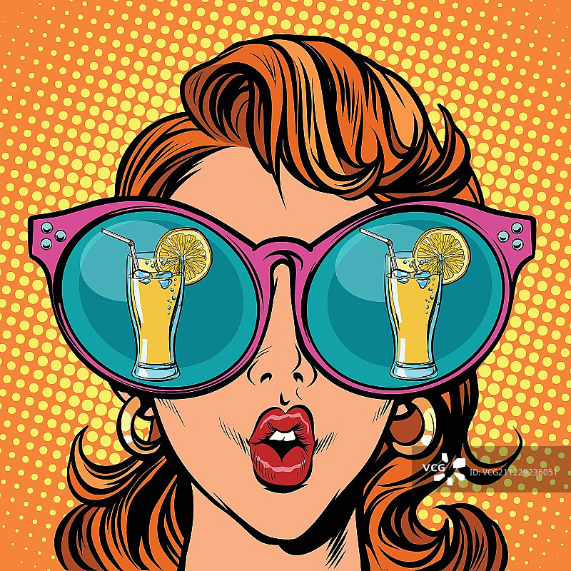 含柠檬的黄色柠檬汁饮品。玻璃杯中的女人倒影图片素材