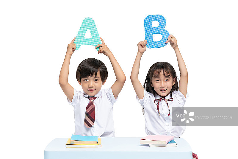 小男孩和小女孩在学习图片素材