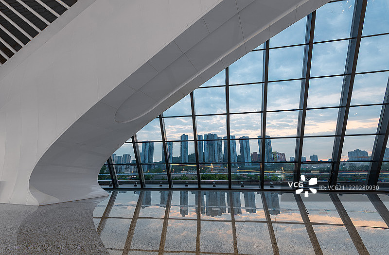 重庆西站的落地窗和窗外的重庆城市日出景观图片素材