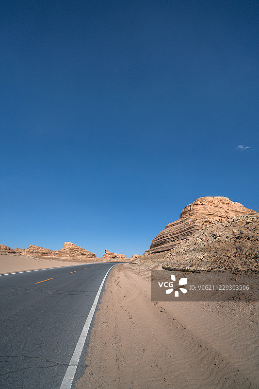 戈壁滩荒野的道路图片素材