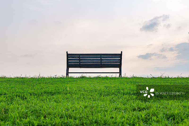 公园草坪上的休闲座椅图片素材