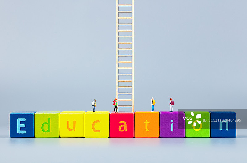 教育彩虹色积木英文单词小学生站在长梯子通向未知图片素材