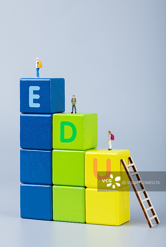 教育积木英文单词阶梯上的小学生图片素材