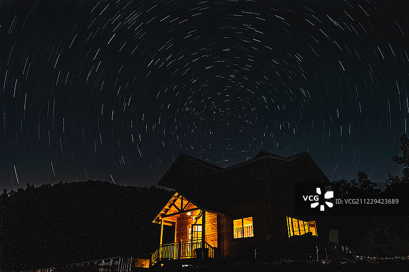 星空下亮灯的房间图片素材