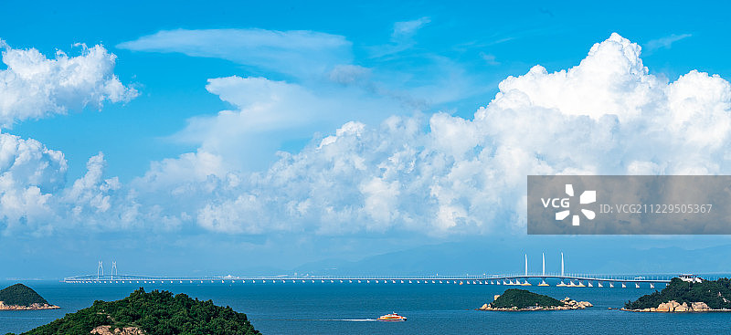 横跨晴空下的港珠澳大桥图片素材