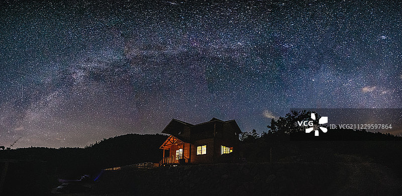 银河下的小木屋图片素材