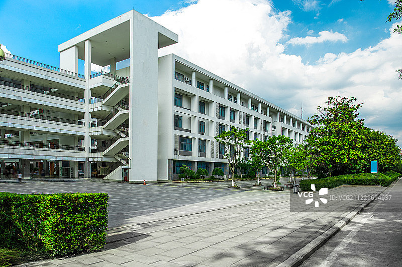 夏天的重庆科技学院教学楼图片素材