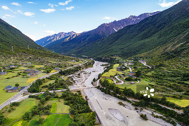 航拍滇藏线丙察察段村落风光图片素材