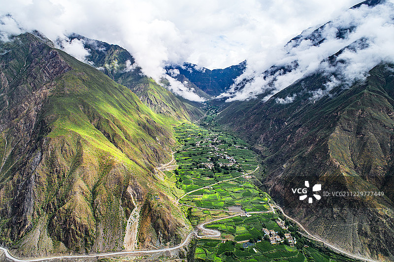 航拍滇藏线丙察察段怒江边察瓦龙镇村落图片素材