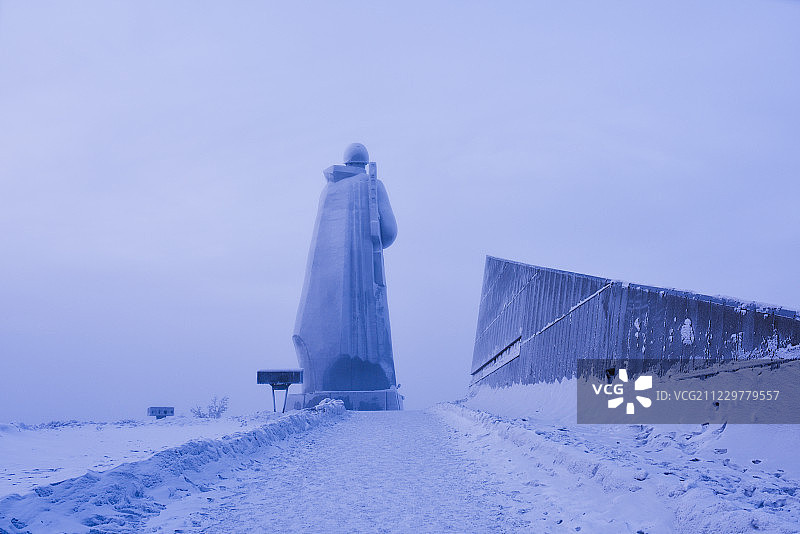 摩尔曼斯克冻雾中的阿廖沙雕像图片素材