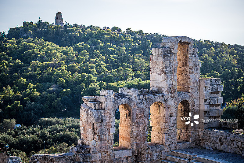 在希腊雅典卫城的狄俄尼索斯剧场远眺图片素材