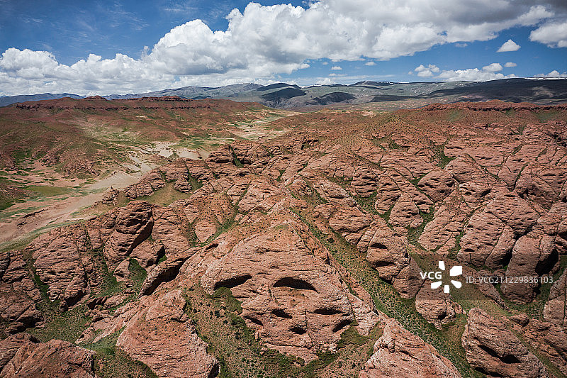 戈壁滩上沙漠与岩石图片素材