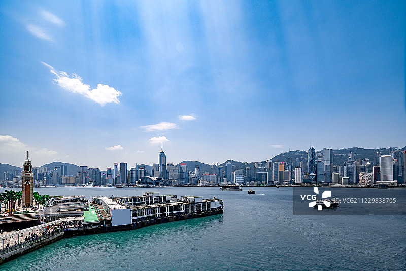 晴天下的香港天星轮渡码头与维多利亚港图片素材