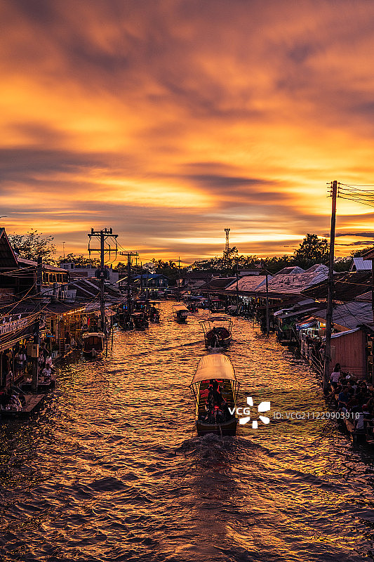 泰国安帕瓦晚霞河道船只图片素材
