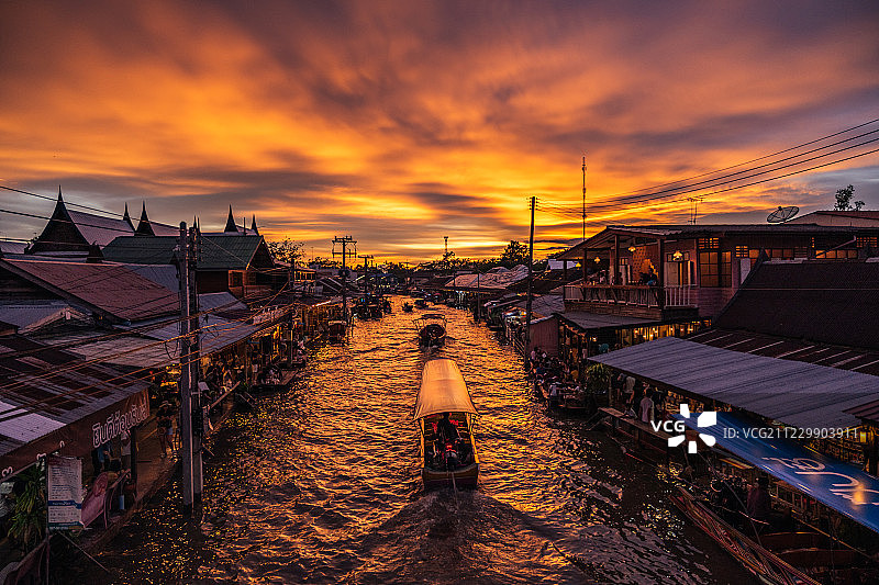 泰国安帕瓦晚霞河道船只图片素材