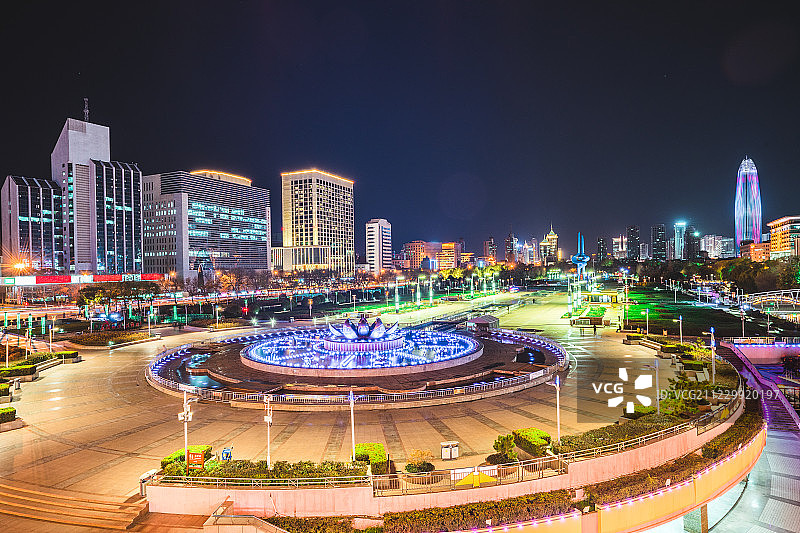 夜晚俯拍泉城广场全貌和彩色灯光的音乐喷泉图片素材
