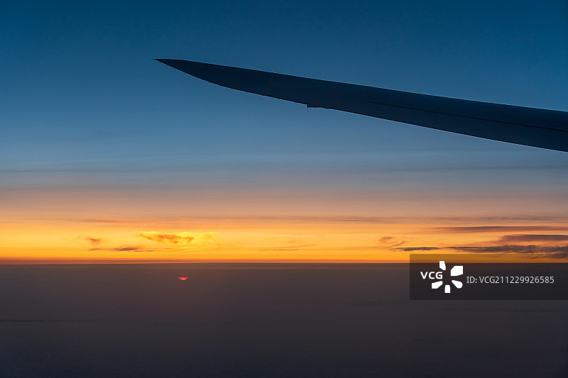 飞机航拍日落天际线图片素材