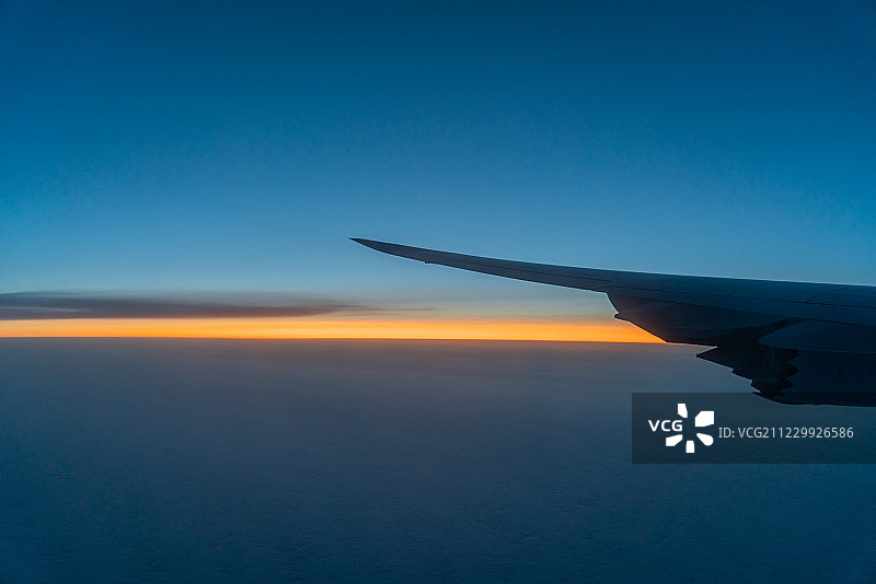 飞机航拍日落天际线图片素材