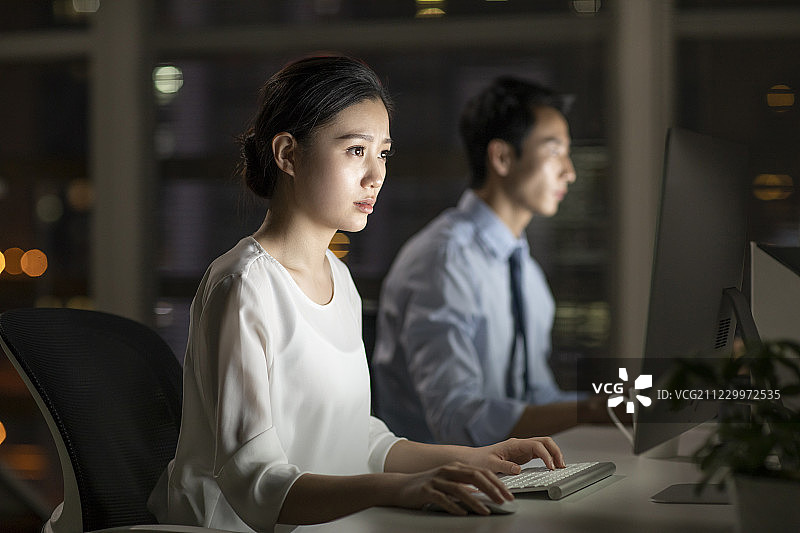 年轻商务人士在办公室加班图片素材