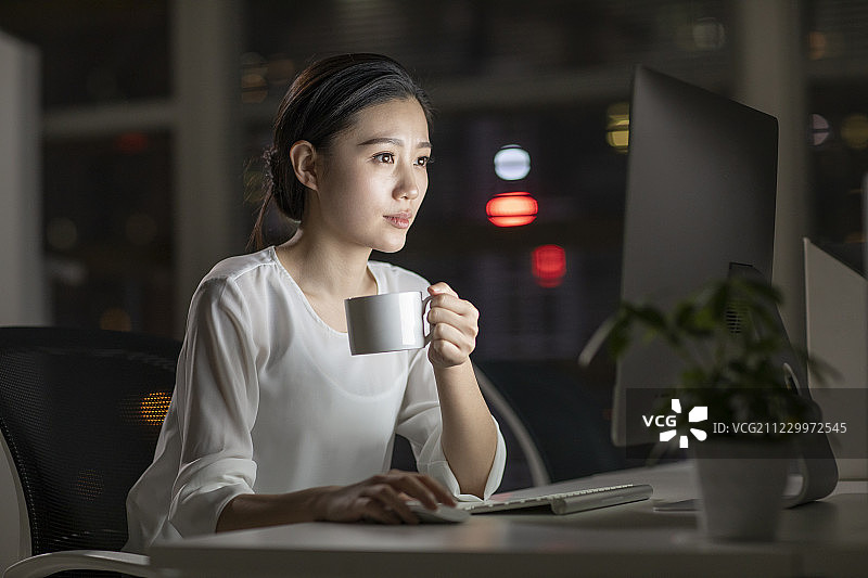 年轻商务女士在办公室加班图片素材