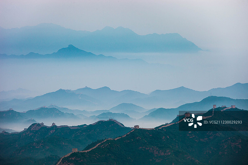 远眺清晨云雾中的司马台金山岭长城图片素材