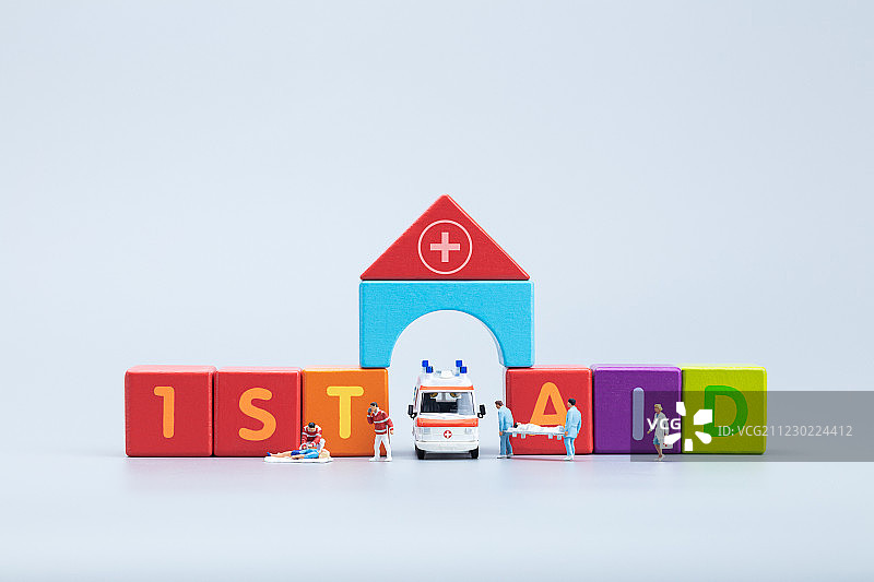 彩色积木红十字急救救援伤者120心脏复苏救护车与医生图片素材