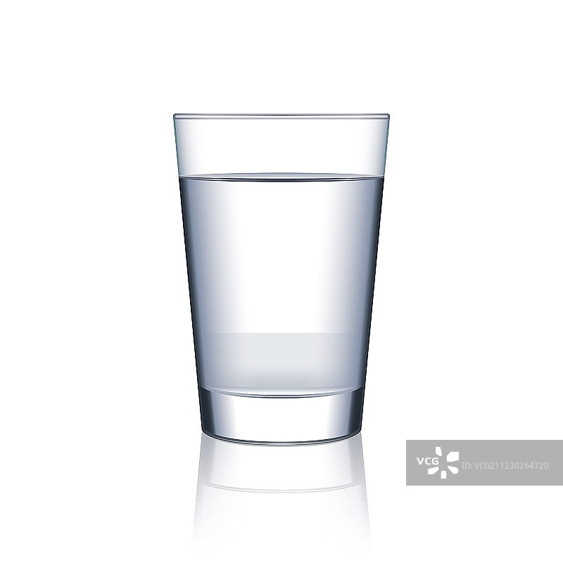 白色背景下的一杯水图片素材
