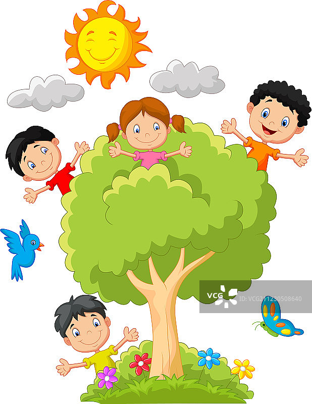 孩子们在树上玩耍图片素材