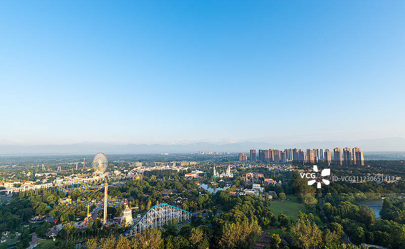 晨光中的游乐园图片素材