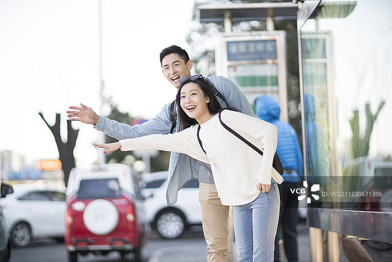 等待出租车的年轻情侣图片素材