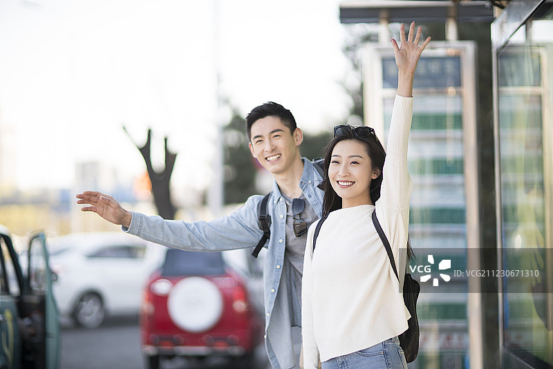 等待出租车的年轻情侣图片素材