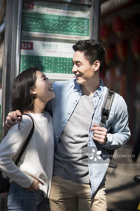 等待公交车的年轻情侣图片素材