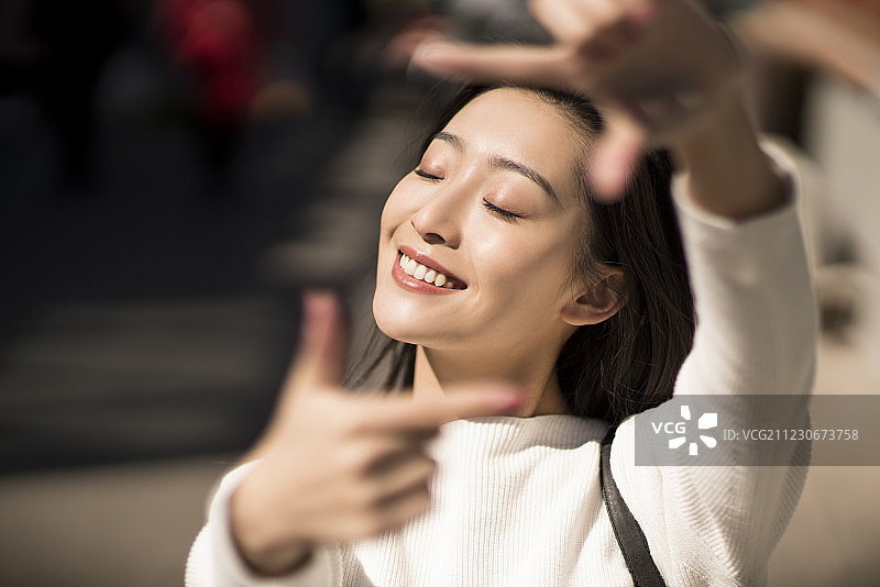 快乐的年轻美女图片素材