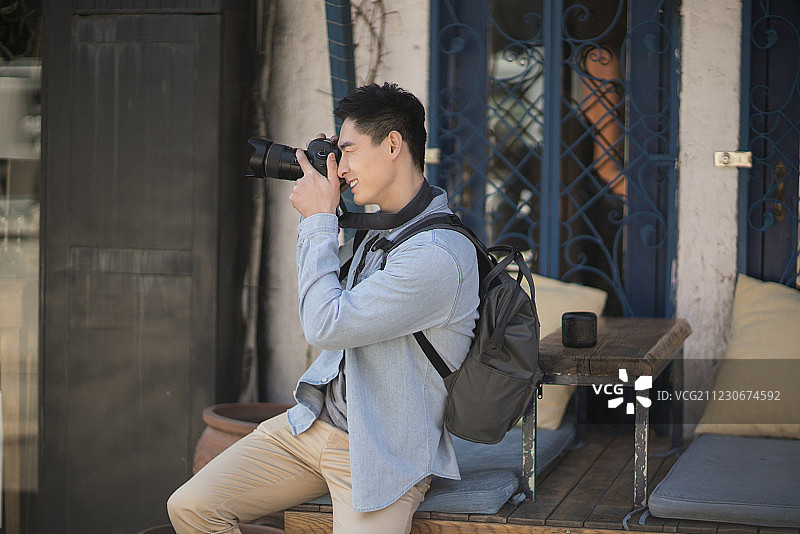 摄影师在北京胡同拍照图片素材