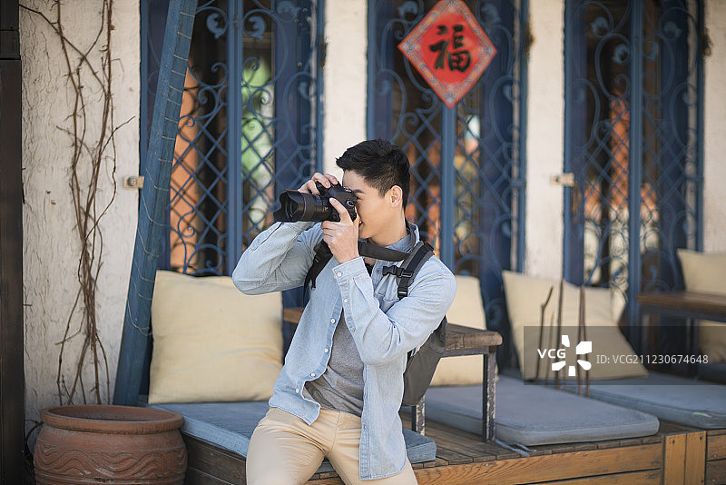 摄影师在北京胡同拍照图片素材