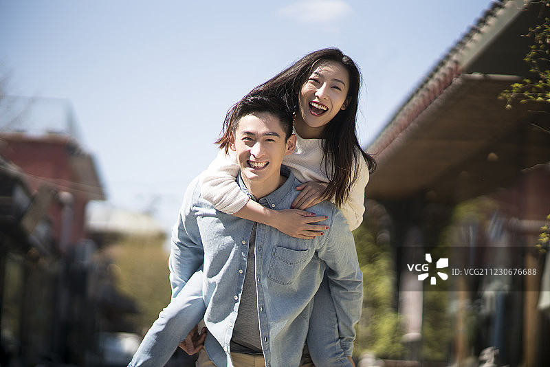 快乐的年轻情侣图片素材