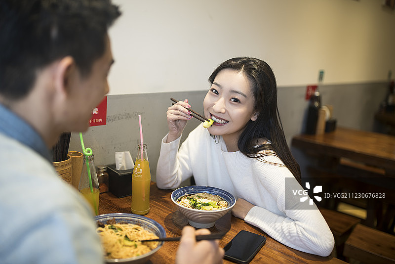 吃面的年轻情侣图片素材