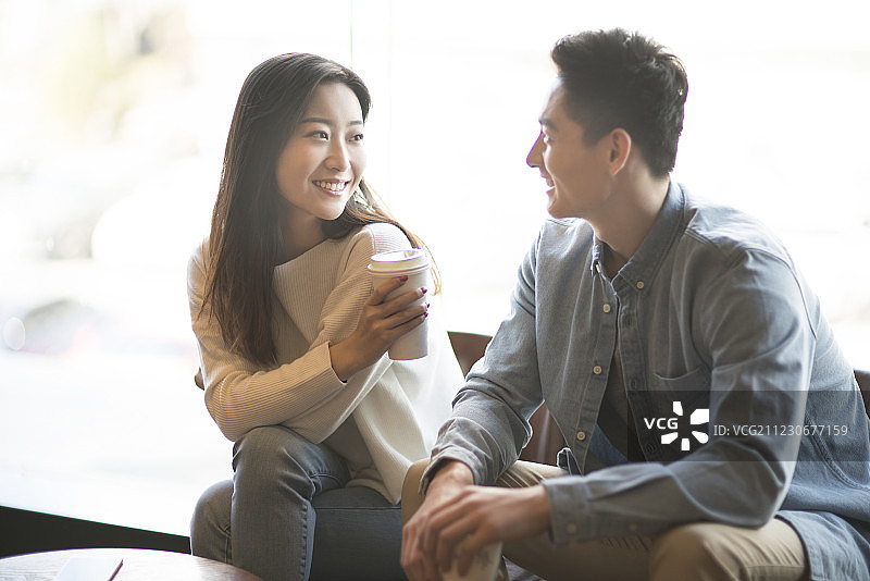 年轻情侣约会图片素材