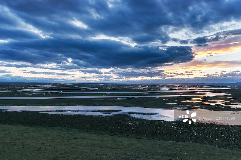 晚霞下的开都河巴音布鲁克草原图片素材