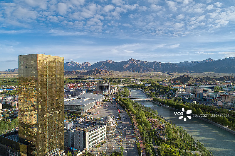 航拍德令哈市中心图片素材