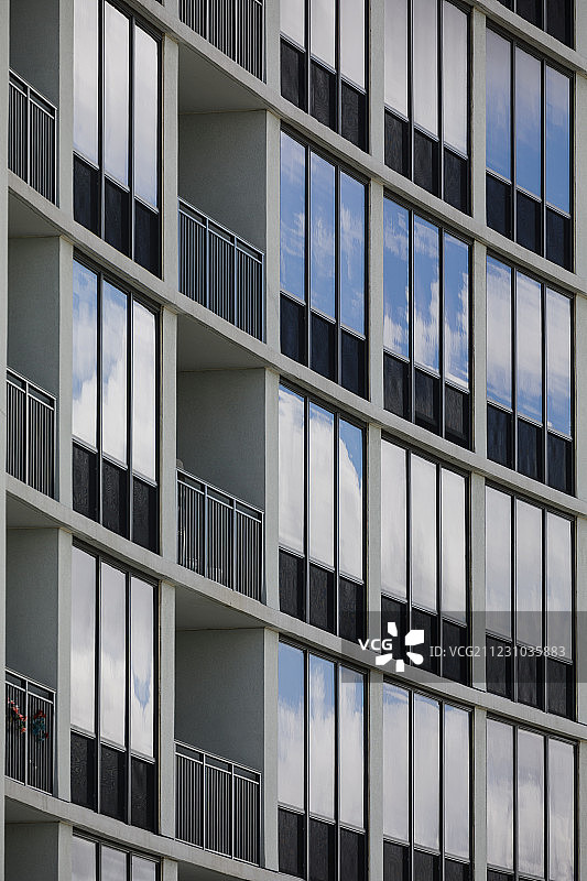 玻璃混凝土公寓楼的抽象景观图片素材
