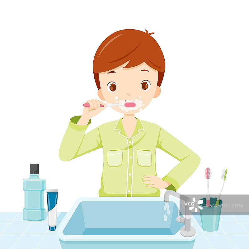 男孩在浴室里刷牙图片素材