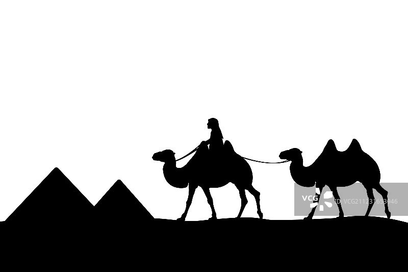骑着骆驼在金字塔旁的男人图片素材