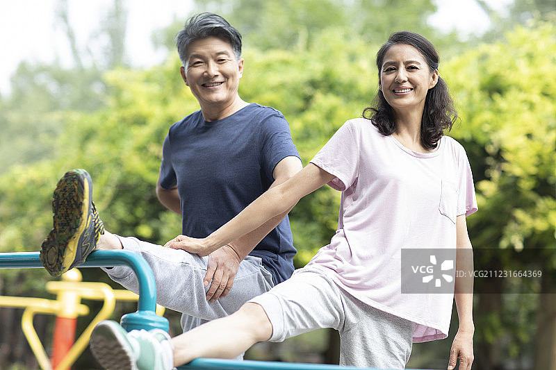 成熟夫妇在公园锻炼图片素材