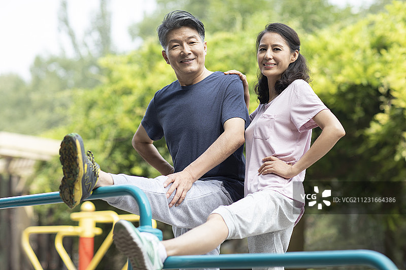 成熟夫妇在公园锻炼图片素材