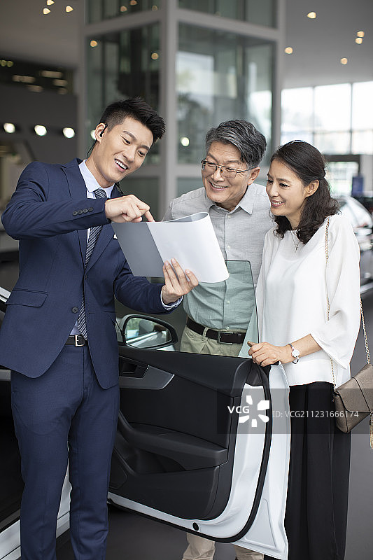 快乐的成熟夫妇选购汽车图片素材