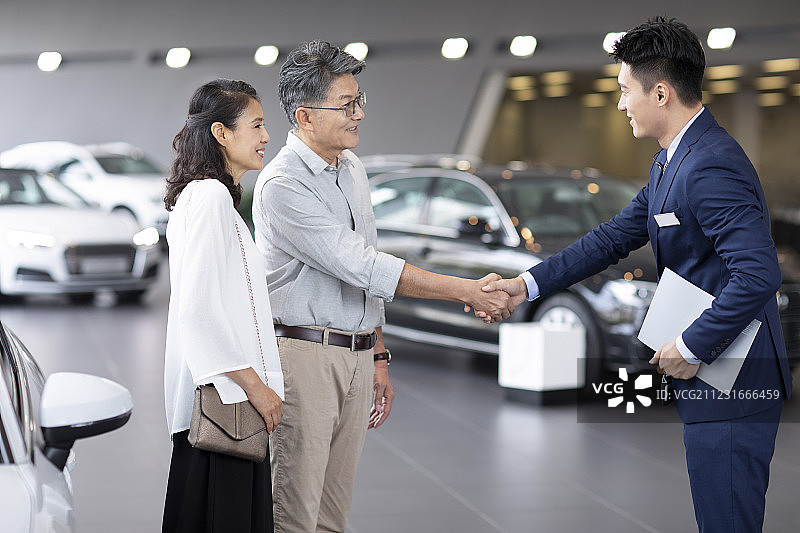 快乐的成熟夫妇选购汽车图片素材