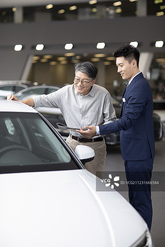 快乐的老年男士选购新车图片素材