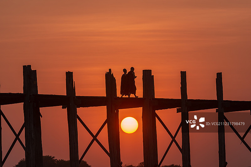 缅甸乌本桥日落图片素材