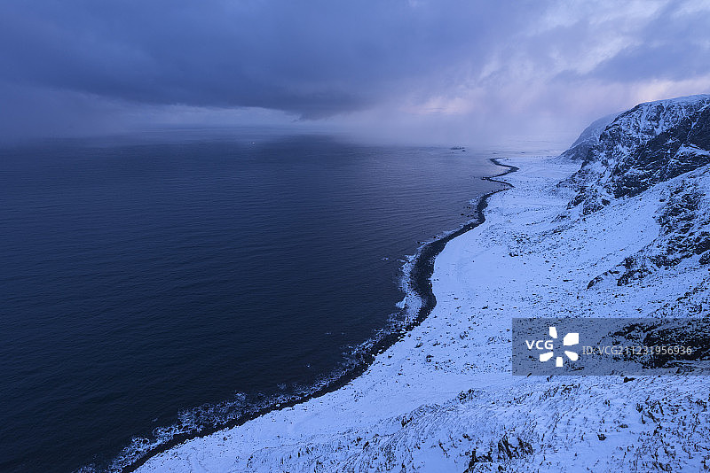 从克莱夫黑亚到埃格姆，韦斯特瓦格岛荒野北部海岸的冬季景色，挪威罗弗敦群岛图片素材